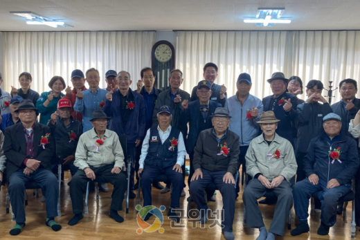 군위군 의흥면 공무원 봉사단, 어버이날 맞이 카네이션 전달