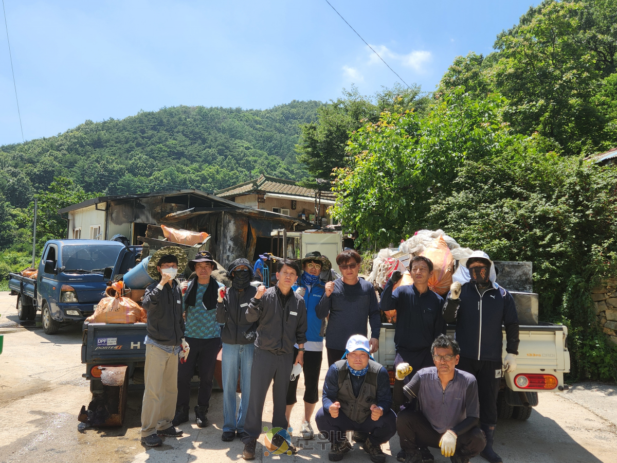 대구 군위군 삼국유사면 청년회, 화재 피해 가정 복구 위해 구슬땀 이미지