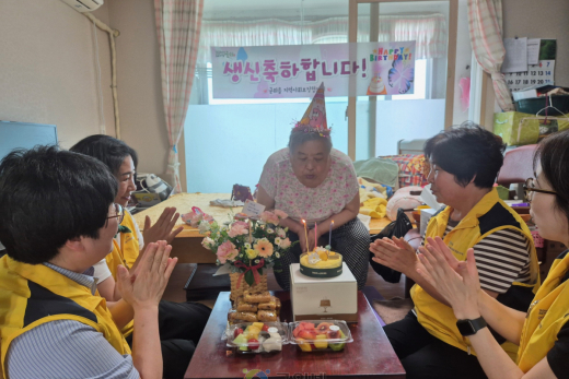 군위읍지역사회보장협의체, 홀몸어르신 ‘이웃의 정을 나누는 생신축하’ 실시