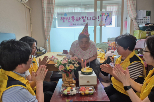 군위읍지역사회보장협의체, 홀몸어르신 ‘이웃의 정을 나누는 생신축하’ 실시 이미지