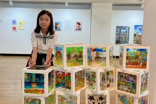 (사)군위군교육발전위원회, 방과후돌봄센터 미술 수강 학생들 작품 전시회 출품 이미지