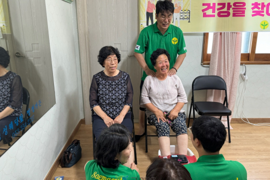 군위 직·공장 새마을협의회, 부계면 가호2리서 ‘시원한 족욕 봉사’펼쳐 이미지