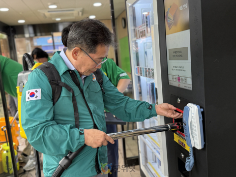 군위군 직장공장 새마을협의회, 버스 승강장 환경정비로 새 단장
