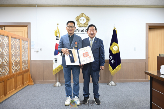 군위군의회, 2025년도 상반기 퇴직자 정부포상 수여식 개최 이미지