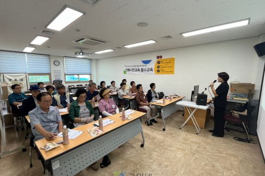 군위군노인복지관, ‘2025년 선배시민교육 필수교육’ 실시 이미지