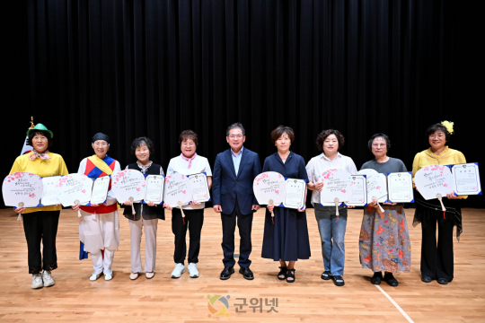 “배움에는 끝이 없습니다” 군위군 여성평생교육대학, 제38기 수료식 감동 속 마무리 이미지