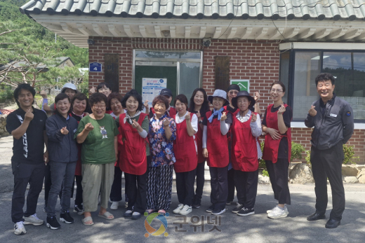 군위군 새살림봉사회, 산성면 독거어르신 가구와 경로당에 청소 봉사활동 펼쳐