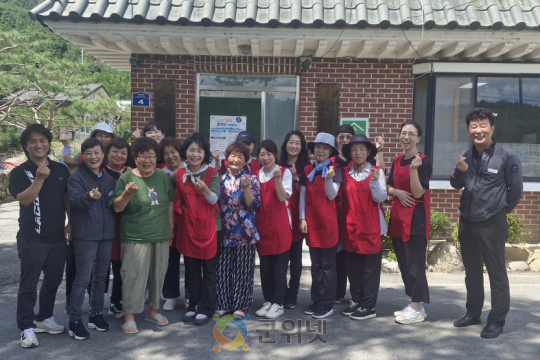 군위군 새살림봉사회, 산성면 독거어르신 가구와 경로당에 청소 봉사활동 펼쳐 이미지