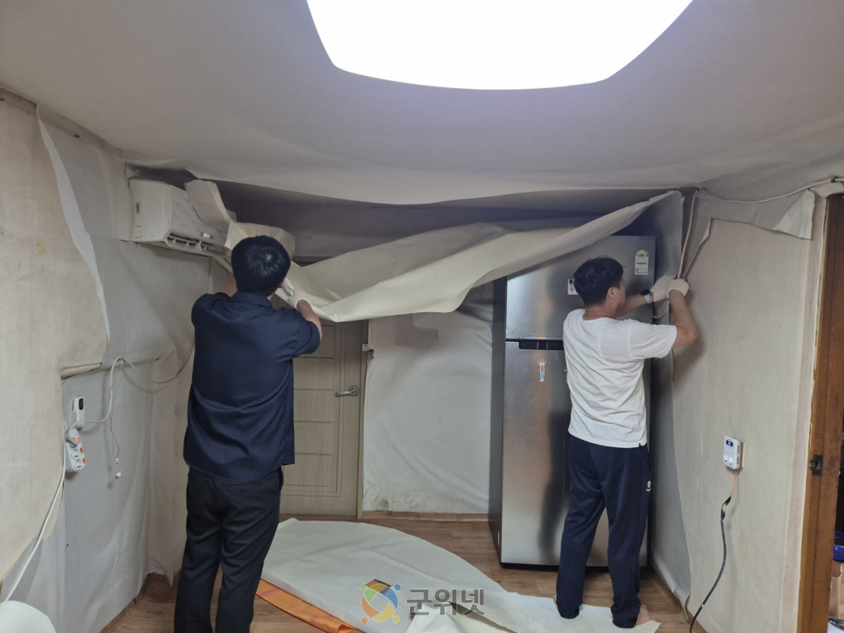 부계면 공무원 봉사단, 거동 불편 장애인 가구 도배 봉사활동 펼쳐 이미지