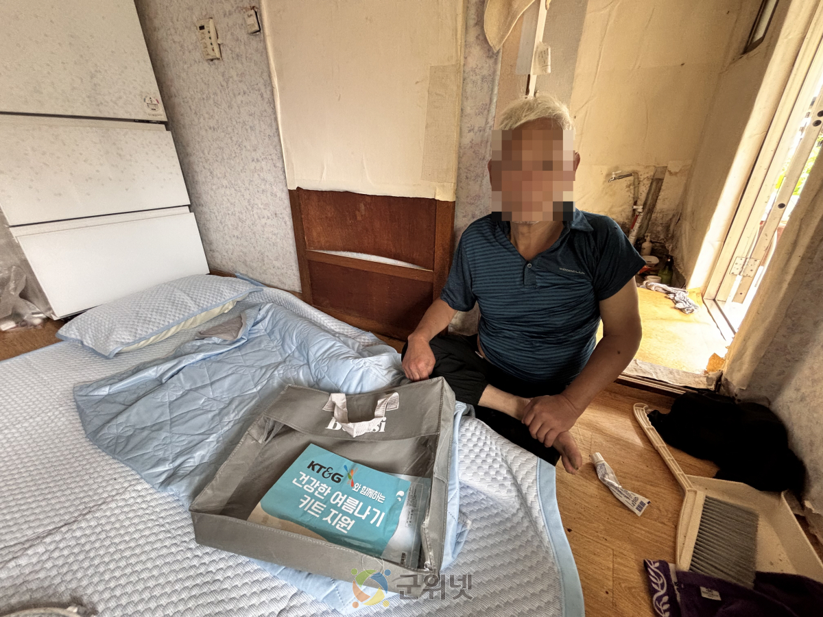 군위군노인복지관, 「건강한 여름나기 키트」 지원사업으로 저소득 가구에 냉감이불 전달 이미지