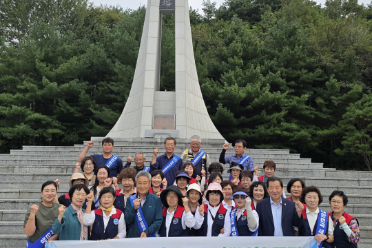 자유총연맹 군위군지회, 충혼탑 일대 환경정화 활동 펼쳐 이미지