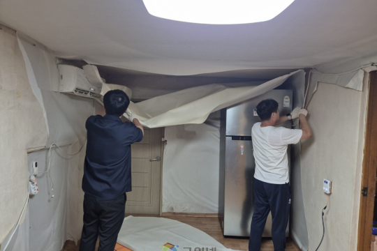 부계면 공무원 봉사단, 거동 불편 장애인 가구 도배 봉사활동 펼쳐 이미지