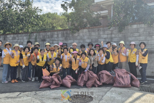 군위군 적십자봉사회 환경정화 ‘고향에 새 옷을 입히다’