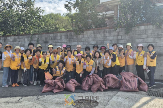 군위군 적십자봉사회 환경정화 ‘고향에 새 옷을 입히다’ 이미지