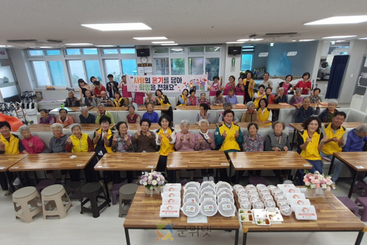 군위읍지역사회보장협의체, 군위해피케어주간보호센터에 영양간식 전달