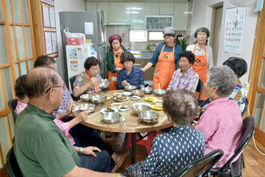 “같이 먹으니 더 맛나데이”