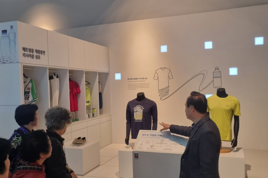 군위재가노인돌봄센터, &#039;어르신 오순도순 UP사이클링 특별활동&#039; 실시 이미지