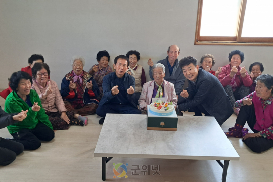군위군 산성면, 박정생 어르신 100세 기념 대통령 축하카드 전달 이미지