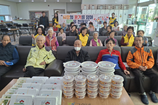 군위읍지역사회보장협의체, 대한재가주간보호센터에 간식 전달 이미지