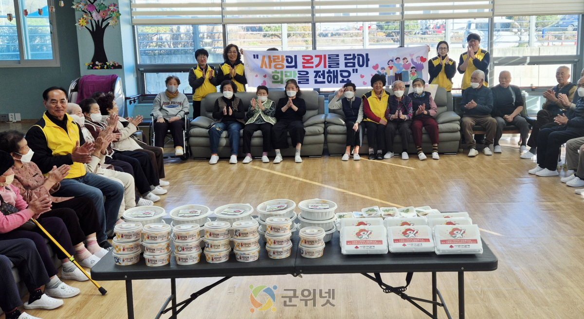 군위읍지역사회보장협의체,  고향재가노인복지센터에 사랑듬뿍 간식 전달 이미지