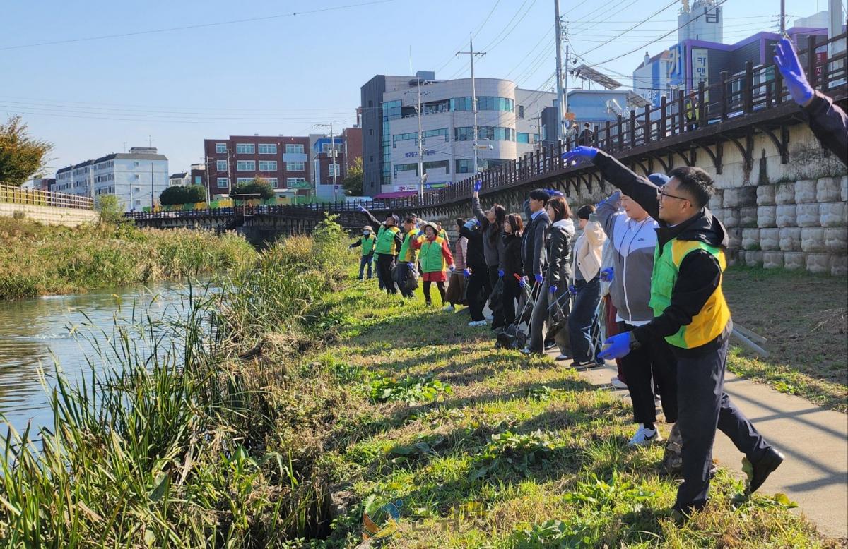 공무원연금공단 대구지부,  하천 수질개선을 위한‘방촌천 EM흙공 던지기’ 실시 이미지
