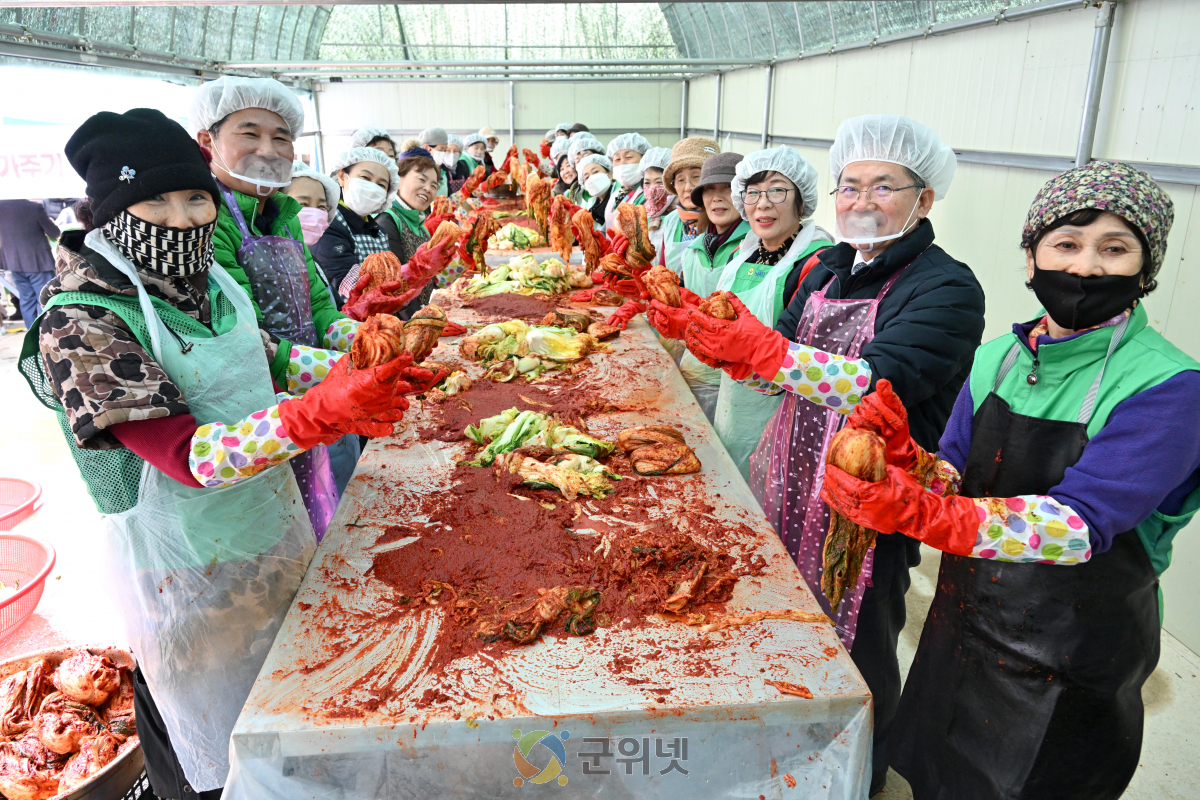 군위군 새마을부녀회,‘사랑의 김장 봉사’로 이웃 사랑 실천 이미지