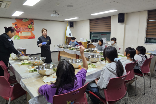 군위군가족센터, 기초학습지원 김치의 날 연계 체험활동 ‘우리마을 다(多) 김장 나눔 축제 성료’ 이미지
