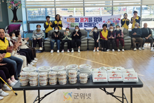 군위읍지역사회보장협의체,  고향재가노인복지센터에 사랑듬뿍 간식 전달 이미지