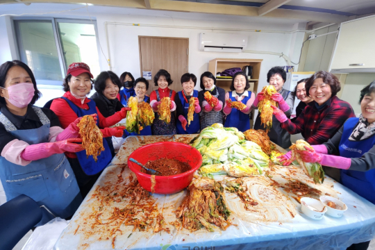 삼국유사면 여성자원봉사대,  겨울 김장 김치로 따뜻한 온기 나눔 이미지