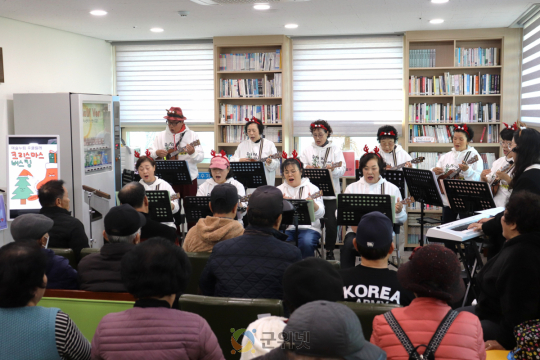 군위군노인복지관 우쿨렐레반,  크리스마스 버스킹으로 연말 분위기 물씬 이미지