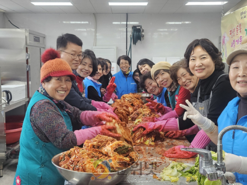 의흥면 여성자원봉사대 ‘사랑의 김장 나눔’ 봉사활동