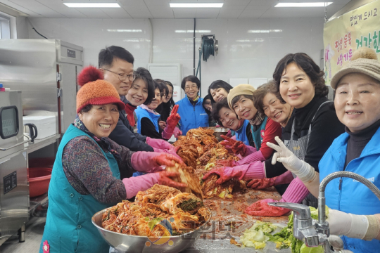 의흥면 여성자원봉사대 ‘사랑의 김장 나눔’ 봉사활동
