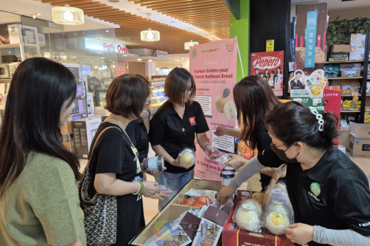 대구 농식품, 싱가포르에서 열띤 반응! ‘군위 황금배’ 매력 발산 이미지