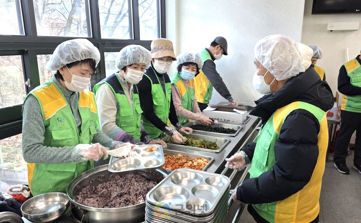 공무원연금공단 대구지부,  어르신 급식봉사로 훈훈한 온기나눔 실천 이미지