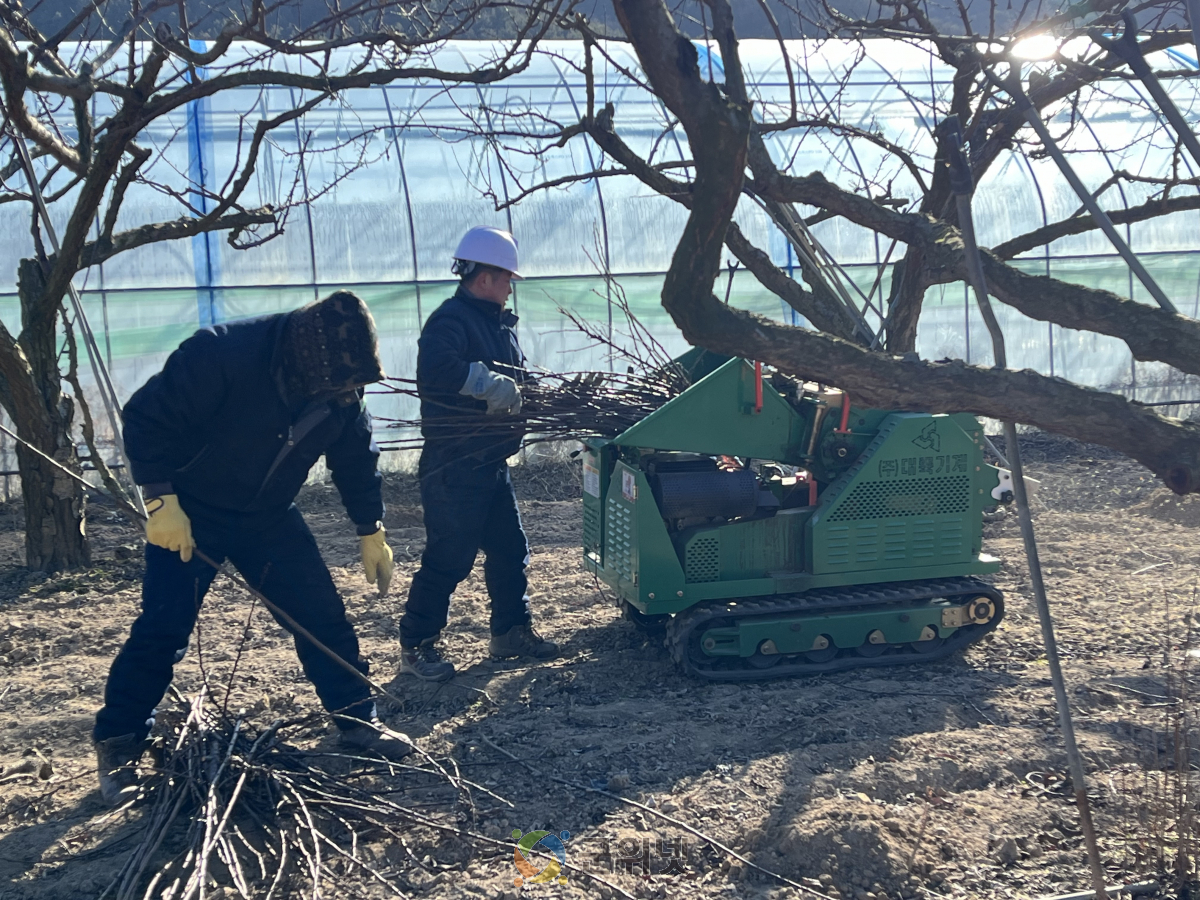군위군,‘찾아가는 영농부산물 파쇄 지원’호응 크다 이미지