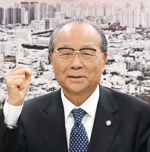 “24년째 이어온 고향 사랑”...태금정(주) 이윤희 회장, 고향 군위군에 교육발전기금 기탁 이미지