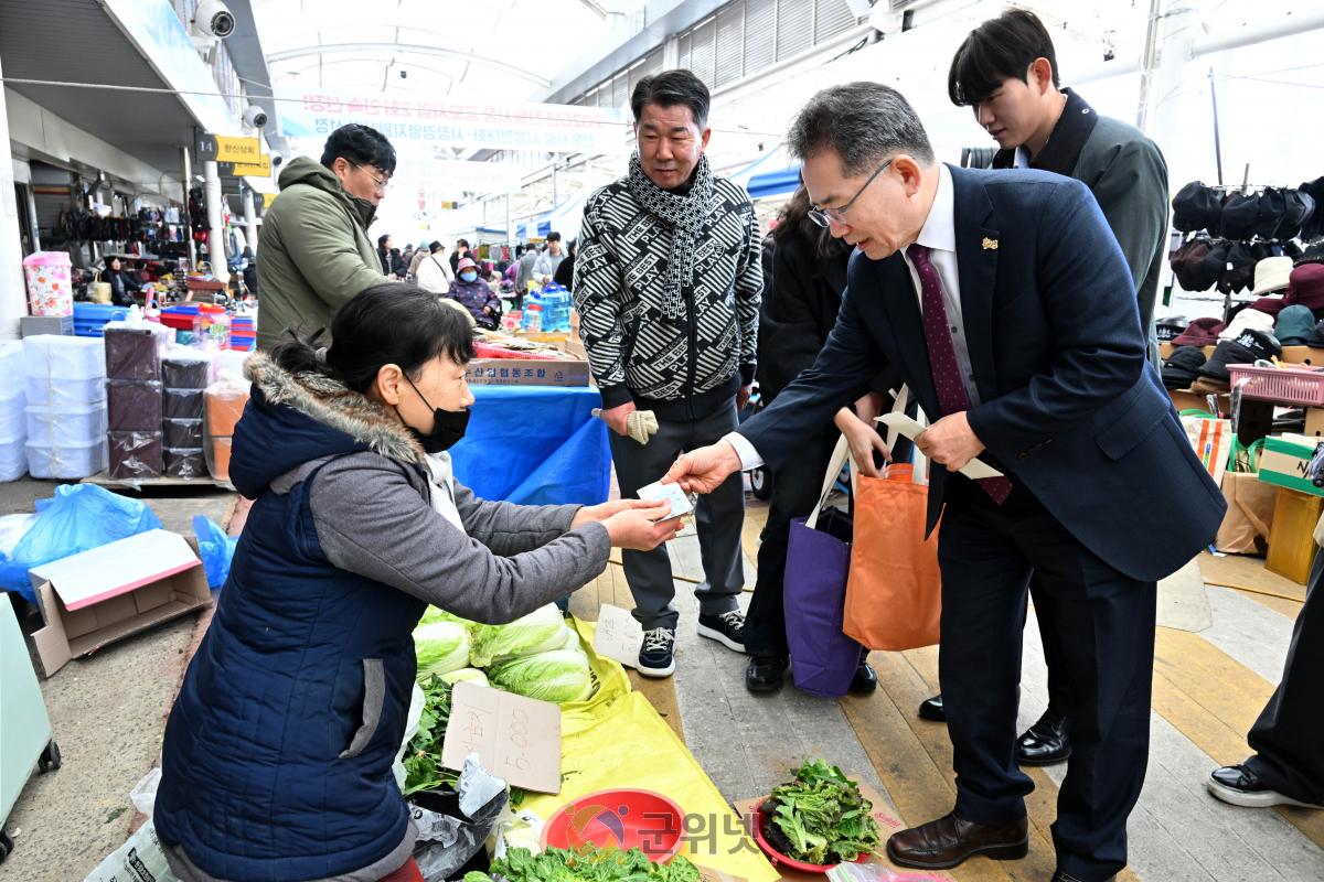 군위군, 설맞이 전통시장 행사로 명절 분위기 ‘물씬’ 이미지