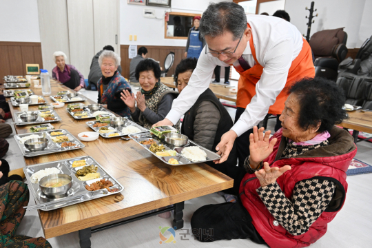군위군, 경로당‘주 5일 따뜻한 밥상’대폭 확대 이미지
