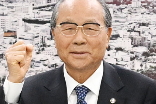 “24년째 이어온 고향 사랑”...태금정(주) 이윤희 회장, 고향 군위군에 교육발전기금 기탁 이미지