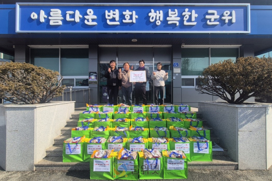 성진건설∙두산조경, 군위읍 경로당에 400만원 상당 차 기탁 이미지