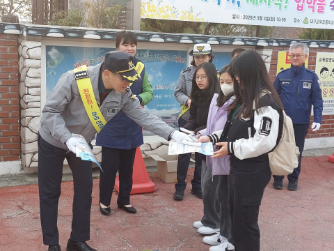 대구군위경찰서, ‘보행자 보호의 날’ 맞이 교통안전 캠페인 실시