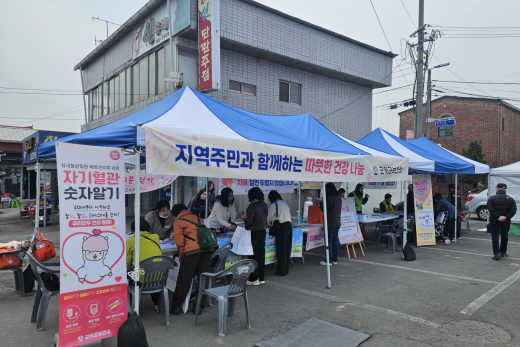 군위군자원봉사센터, “자원봉사가 꽃피는 오일장” 행사 군위읍 전통시장에서 진행