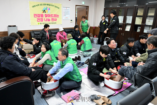 군위군 새마을회, 군위읍 어르신 대상으로 찾아가는 족욕 봉사 시행 이미지