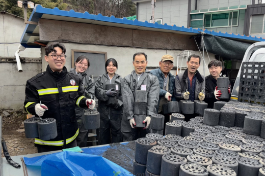 효령면 공무원 봉사단 ‘효령나눔터’, 취약계층 2가구에 연탄 나눔 봉사