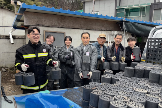효령면 공무원 봉사단 ‘효령나눔터’, 취약계층 2가구에 연탄 나눔 봉사