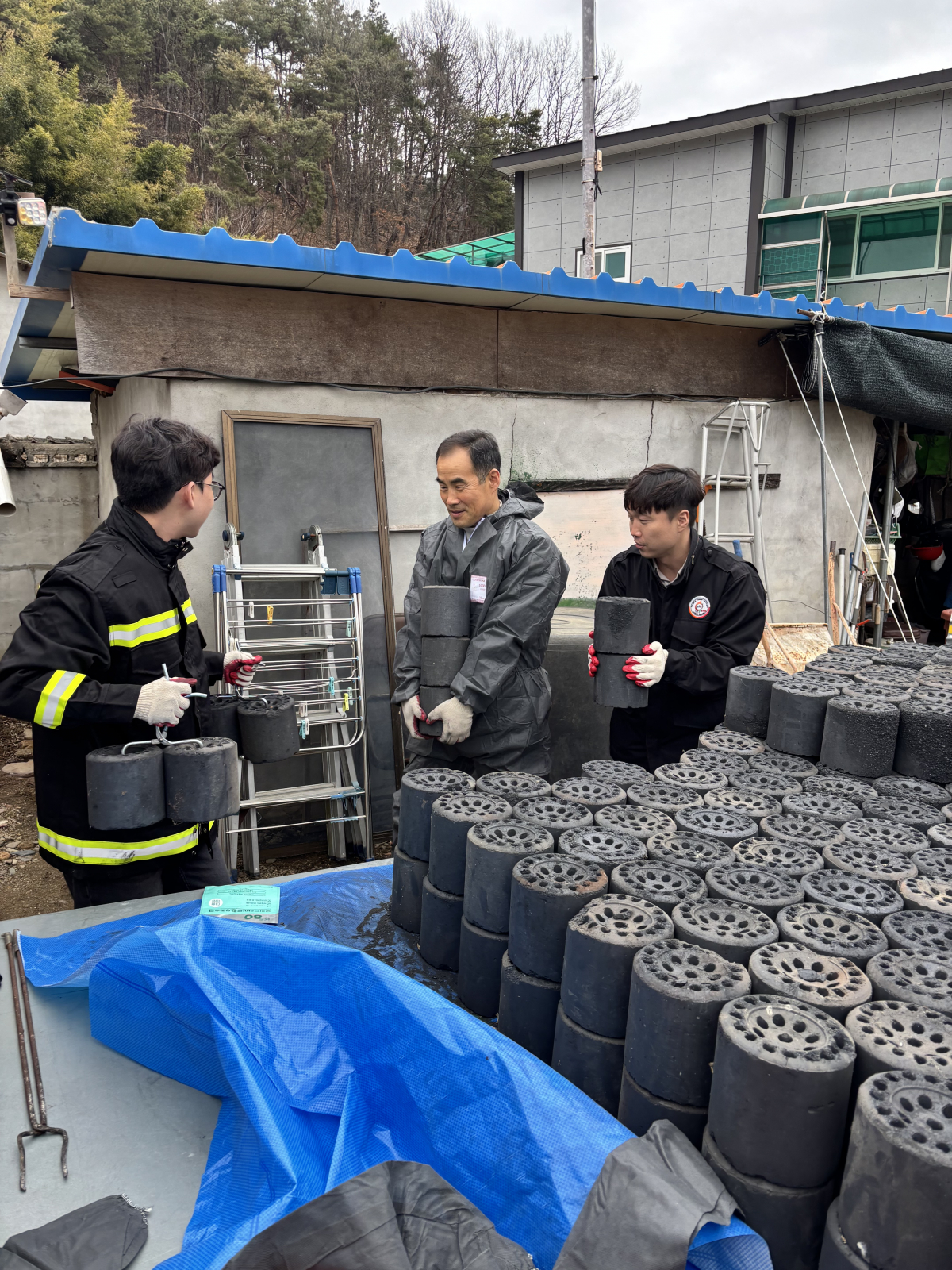 효령면 공무원 봉사단 ‘효령나눔터’, 취약계층 2가구에 연탄 나눔 봉사 이미지