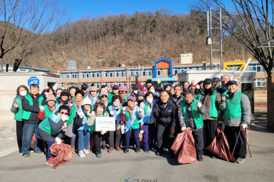 “아이들 돌아올 날 기다리며...” 효령면 새마을회, 초등학교 주변 환경정비 펼쳐 이미지