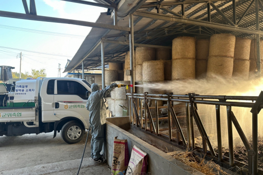 군위축협, 봄철 한우 농가 ‘외부 기생충’ 특별 방역 전개 이미지
