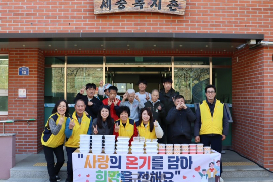 군위읍지역사회보장협의체, 장날 맞아  『사랑 듬뿍 영양간식』 나눔 실천