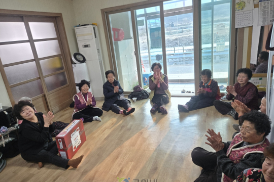 부계면 새마을부녀회장 홍애신 후원물품(사과5kg 17박스) 기탁 이미지